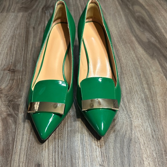 Chic Green Women's Heels with Gold Accent - Picture 4 of 5